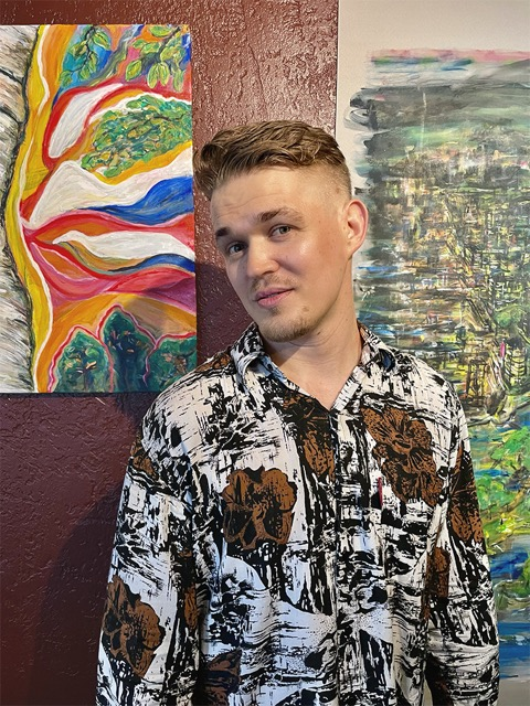 Kuva Janneblancon Blinded by Art-näyttelyn avajaisista. Taustalla taideteoksia