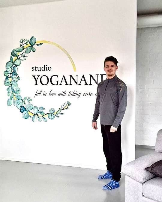 Joogastudio Yoganandan seinään maalattu logo. Tilaustaide Maalaus lahdessa, taidetta yritystiloihin lahti